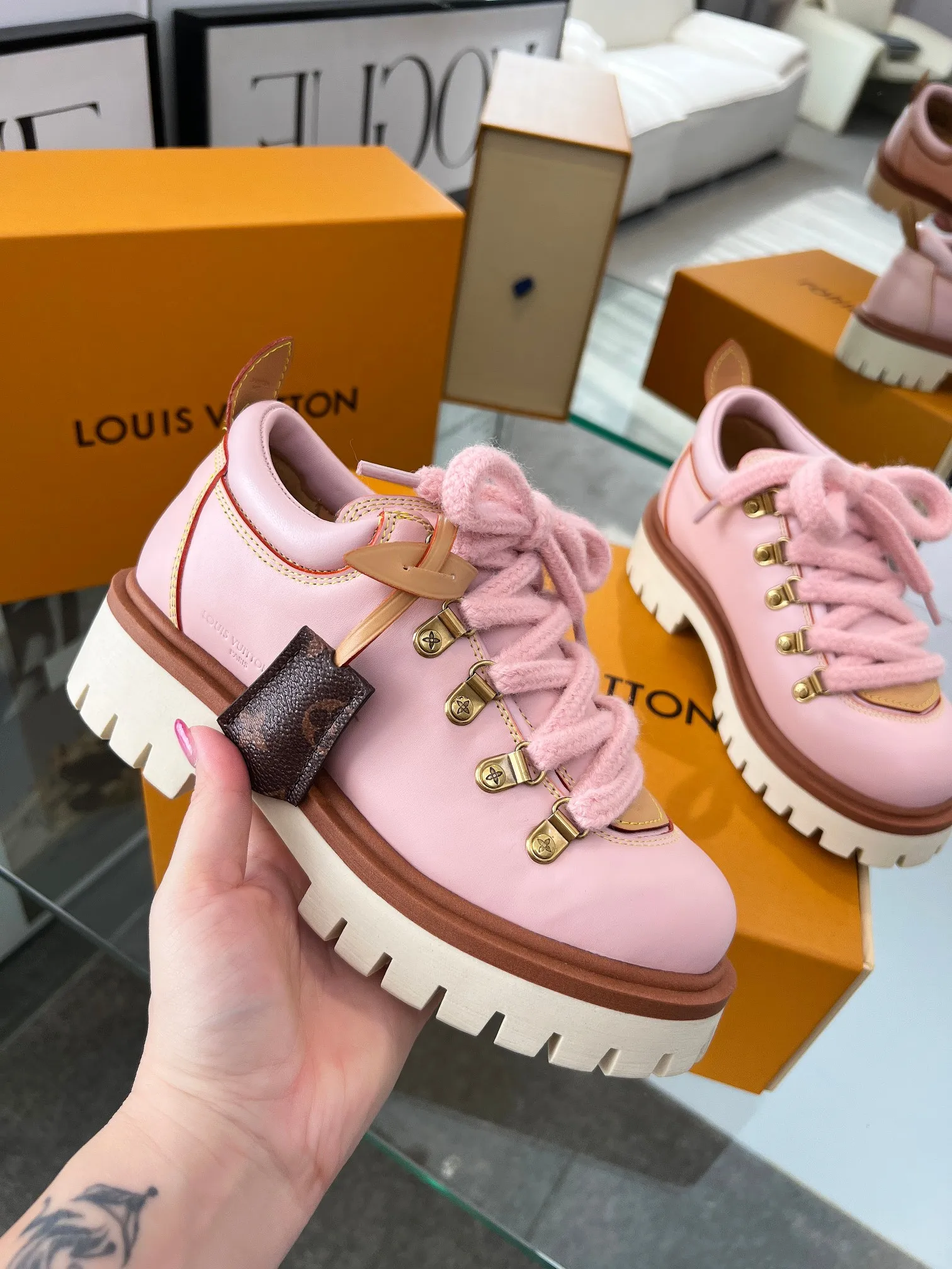 Factory direct sales p640🐘🐘Women's shoes Women's LV new couple's thick-soled hiking shoes, your original custom-made large-soled shoe brand, giving your feet flexibility and freedom, a good pair of shoes to wear all summer. Fabric: top-layer imported calfskin cowhide lining Size: 35-46 Welcome to send pictures to place orders